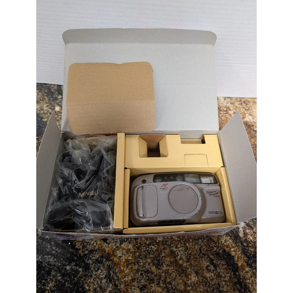 MINOLTA FREEDOM SILVER STREAK ZOOM 35mm CAMERA